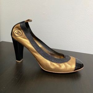 Chanel Interlocking CC Logo Gold Leather Pumps